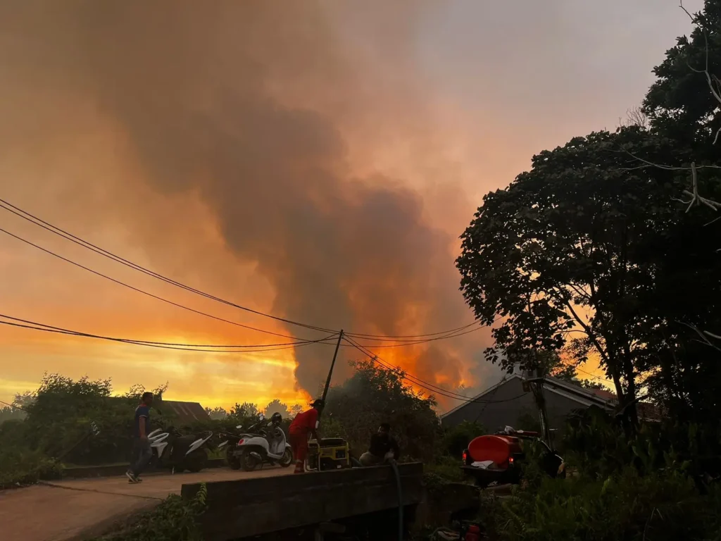 Kebakaran melanda Jalan Sepakat II Ujung Pontianak, api menjilat rumah warga dan kepulan asap tinggi