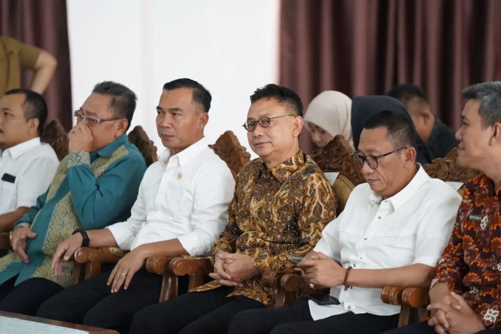 Wali Kota Pontianak Edi Rusdi Kamtono (pakaian batik) bersama Menteri Kependudukan dan Pembangunan Keluarga/Kepala BKKBN RI Wihaji (kemeja putih-kiri).