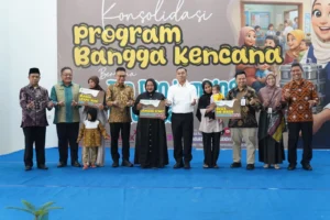Foto bersama penerima manfaat bantuan dari Program Bangga Kencana.