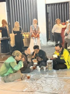 Gen Z Pontianak membagikan hidangan sahur gratis kepada pekerja malam dan masyarakat di kawasan Gajahmada Pontianak.