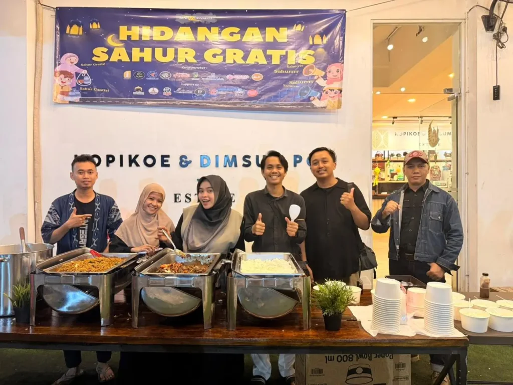 Gen Z Pontianak membagikan hidangan sahur gratis kepada pekerja malam dan masyarakat di kawasan Gajahmada Pontianak.