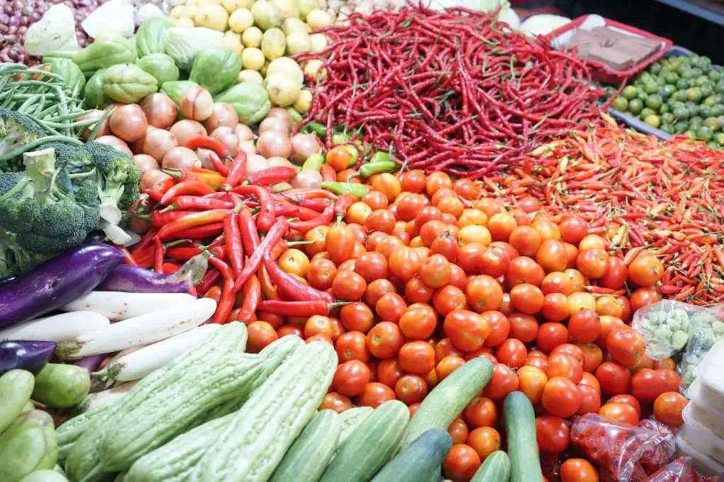 Sejumlah bahan pokok di pasar tradisional dipastikan aman, warga diimbau tidak panic buying.