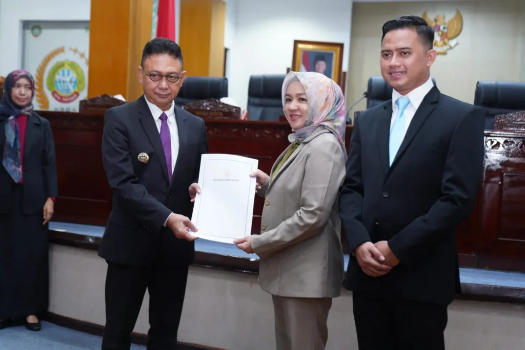 Wali Kota Pontianak Edi Rusdi Kamtono menyerahkan pidato tanggapan dan jawaban atas pandangan umum Fraksi-fraksi terhadap tiga Raperda Kota Pontianak.