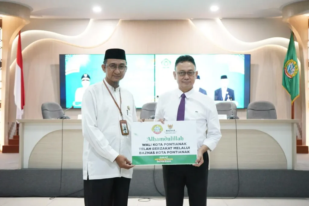 Ketua Baznas Kota Pontianak Sulaiman menyerahkan tanda terima pembayaran zakat kepada Wali Kota Pontianak Edi Rusdi Kamtono.
