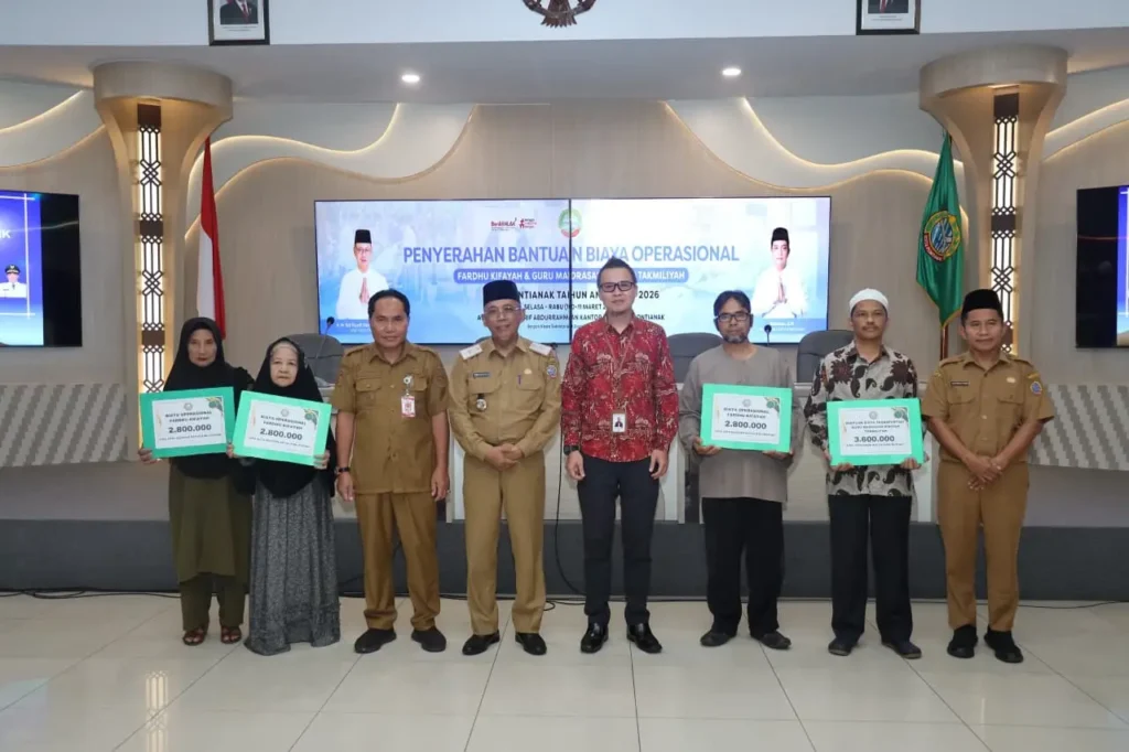 Sekretaris Daerah Kota Pontianak Amirullah menyerahkan secara simbolis bantuan kepada petugas Fardhu Kifayah.