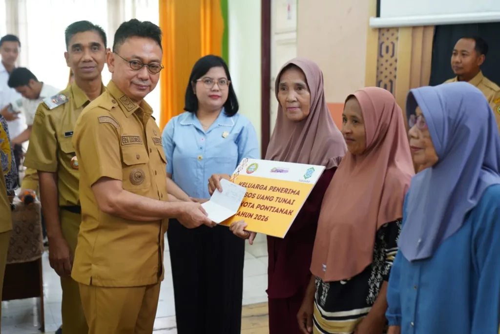 Wali Kota Pontianak Edi Rusdi Kamtono menyerahkan bantuan secara simbolis kepada warga penerima manfaat.