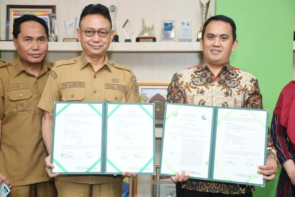 Wali Kota Pontianak Edi Rusdi Kamtono dan Rektor UMP Heriansyah menunjukkan nota kesepakatan bersama.