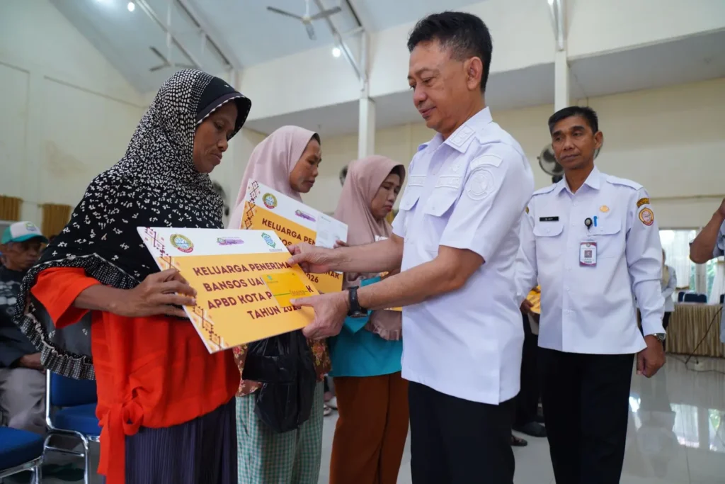 Wali Kota Pontianak Edi Rusdi Kamtono menyerahkan bantuan sosial uang tunai kepada warga penerima manfaat.