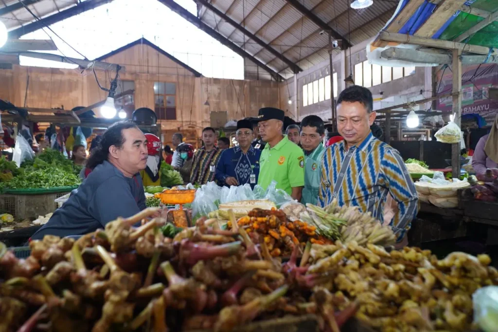 Wali Kota Pontianak Edi Rusdi Kamtono mengecek langsung harga dan ketersediaan bahan pokok di Pasar Puring Siantan.
