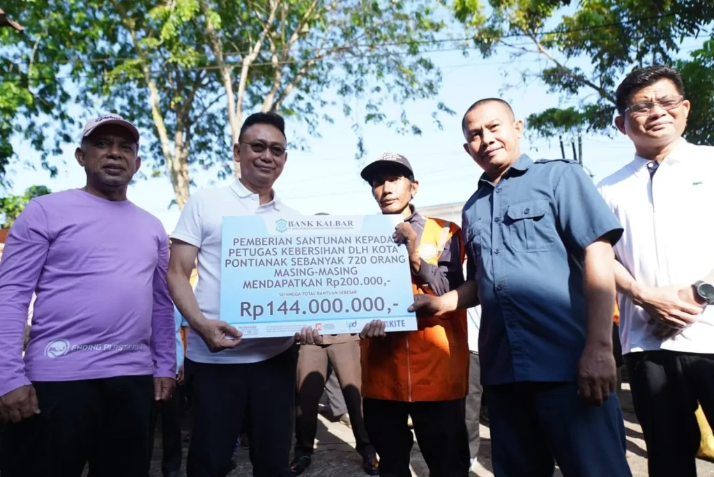 Wali Kota Pontianak Edi Rusdi Kamtono menyerahkan secara simbolis bantuan paket lebaran dan uang tali asih kepada petugas kebersihan.