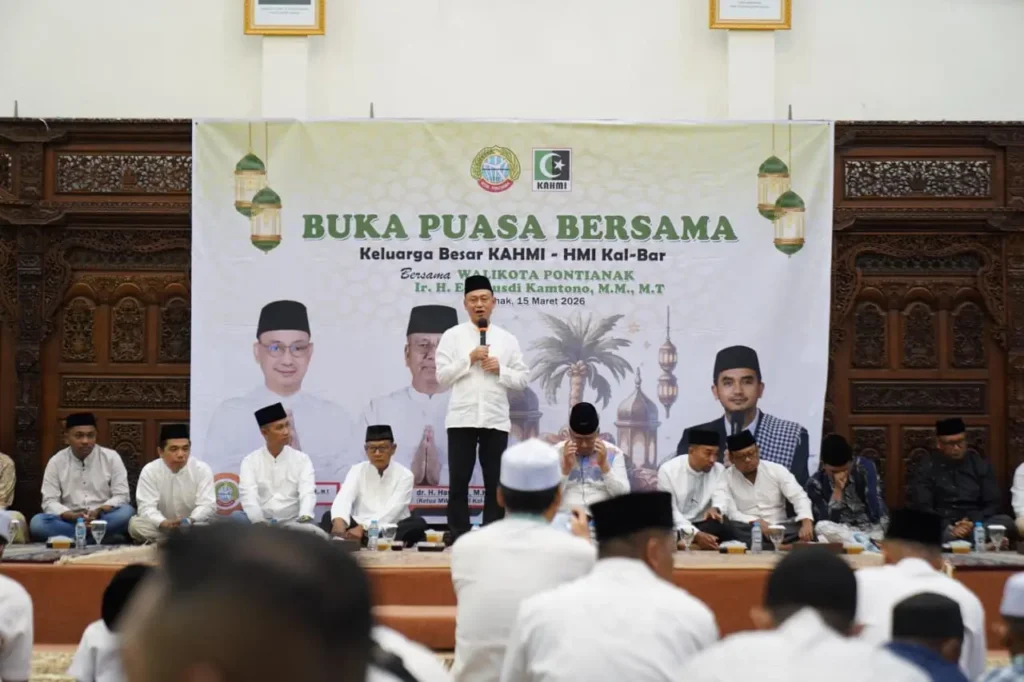 Wali Kota Pontianak Edi Rusdi Kamtono memberikan sambutan saat buka puasa bersama Korps Alumni Himpunan Mahasiswa Islam (KAHMI) di Aula Rumah Jabatan Wali Kota.
