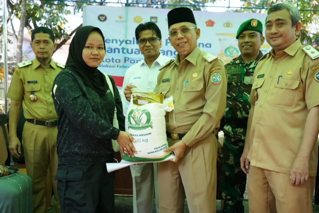 Sekretaris Daerah Kota Pontianak Amirullah menyerahkan bantuan pangan kepada Sulastri, warga Kelurahan Bangka Belitung Darat.