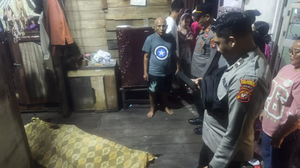 Petugas kepolisian melakukan olah TKP penemuan jenazah pria di kawasan Pontianak Timur.