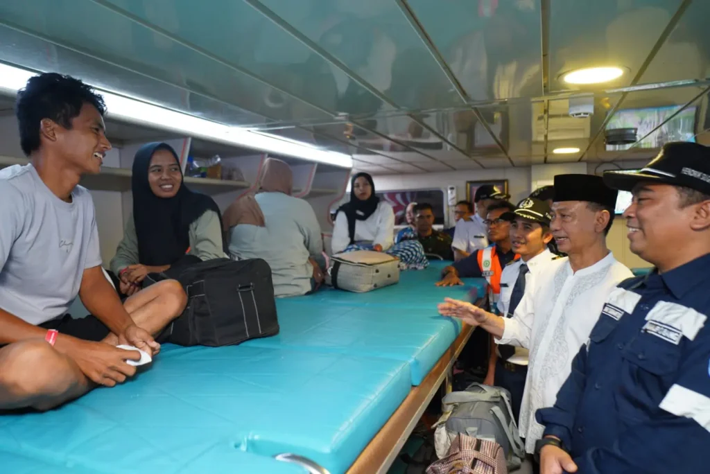 Wali Kota Pontianak Edi Rusdi Kamtono berbincang dengan penumpang KM Dharma Kartika VII yang berangkat dari Pelabuhan Dwikora Pontianak menuju ke Semarang.