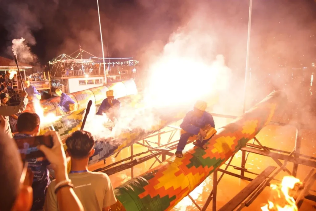 Kemeriahan Festival Meriam Karbit di tepian Sungai Kapuas Pontianak saat malam takbiran.