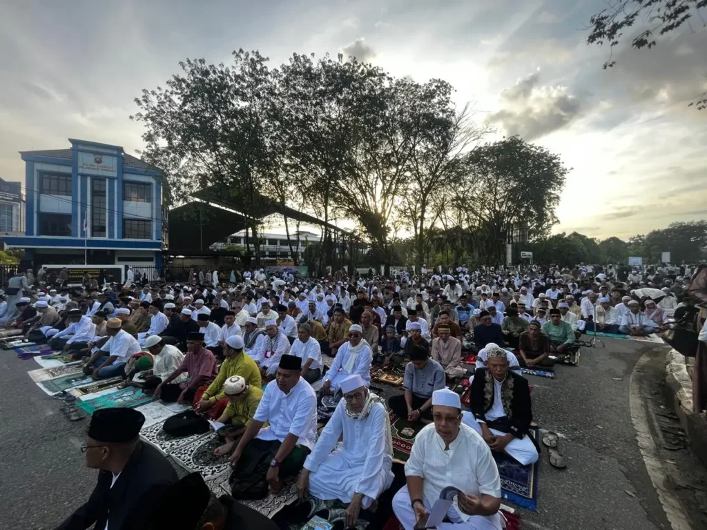 Suasana sholat Idulfitri berjamaah di pagi hari Lebaran.