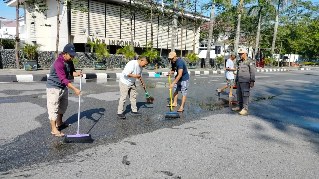 Petugas tengah membersihkan lapangan di depan Kantor Wali Kota, Jalan Rahadi Usman, yang akan digunakan untuk pelaksanaan Salat Idulfitri 1447 Hijriyah.