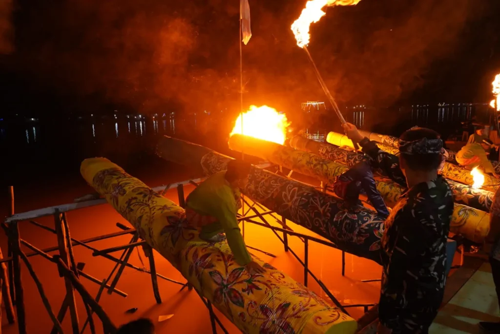 Tradisi meriam karbit semarakkan tepian Sungai Kapuas.