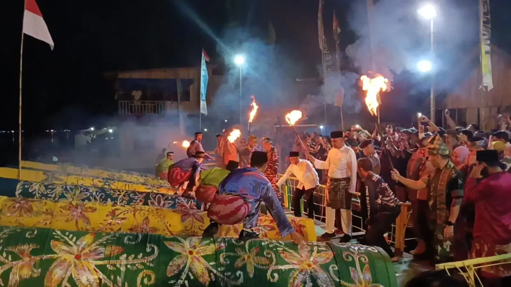 Penyulutan meriam karbit menandai dimulainya eksibisi yang dimeriahkan sebanyak 229 meriam di 42 titik lokasi.