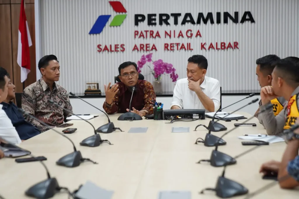 Wali Kota Pontianak Edi Rusdi Kamtono saat rapat koordinasi dengan pihak Pertamina membahas masalah antrean panjang BBM di SPBU.