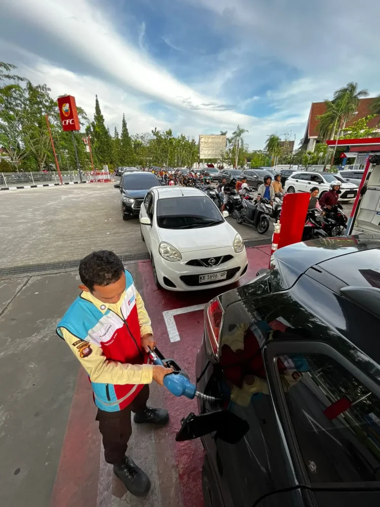SPBU di Pontianak beroperasi 24 jam untuk mengurai antrean BBM.