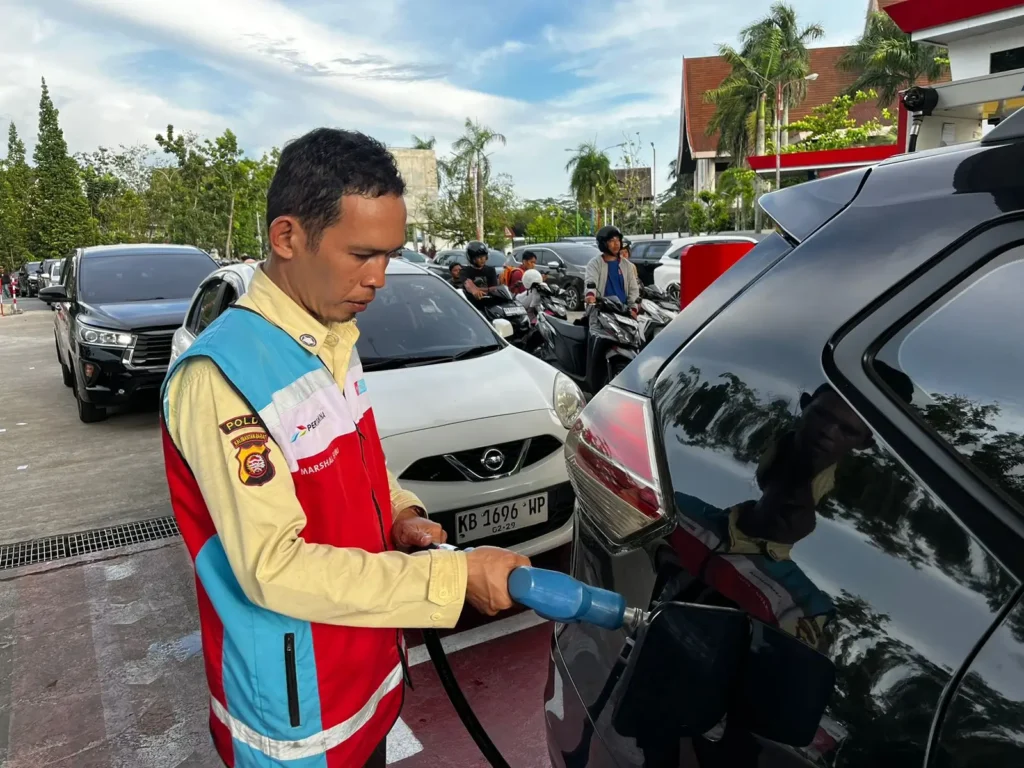 Pengisian BBM di SPBU dengan pembatasan maksimal 50 liter per hari per kendaraan.