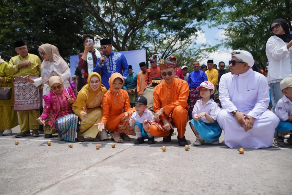 Wali Kota Pontianak Edi Rusdi Kamtono bersama para siswa SD ikut mendirikan telur pada momen Kulminasi Matahari.