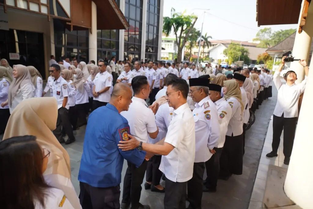 Seluruh ASN di lingkungan Kantor Wali Kota Pontianak saling bermaafan di hari pertama masuk kerja usai libur lebaran.
