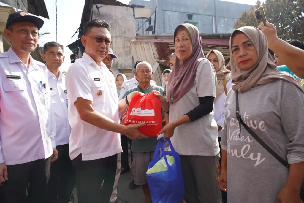Wali Kota Pontianak Edi Rusdi Kamtono menyerahkan bantuan kepada korban kebakaran di Gang Tamang I Pontianak Barat.