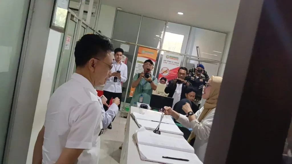 Wali Kota Pontianak Edi Rusdi Kamtono memimpin tim sidak kehadiran ASN usai libur lebaran.