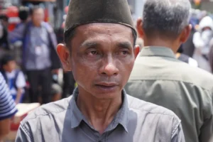 Wakil (44), pemilik bengkel motor yang bangunannya terbakar.