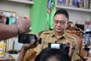 Wali Kota Pontianak Edi Rusdi Kamtono mengimbau camat dan lurah hingga RT-RW serta masyarakat untuk mewaspadai terjadinya kebakaran lahan.