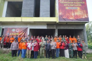Tim Penanganan Karhutla Kota Pontianak berfoto bersama di depan Posko di Jalan Sepakat 2 Pontianak Tenggara.