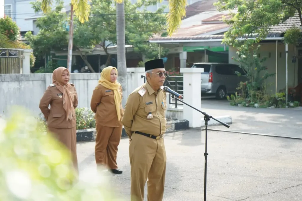 Sekretaris Daerah Kota Pontianak Amirullah memberikan arahan kepada seluruh ASN di lingkungan Kecamatan Pontianak Selatan.