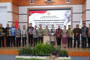 Seluruh kepala daerah se-Provinsi Kalbar berfoto bersama usai menyerahkan Laporan Keuangan Unaudited Pemerintah Daerah dan Laporan Hasil Pemeriksaan atas Dana Bantuan Partai Politik Tahun Anggaran 2025.
