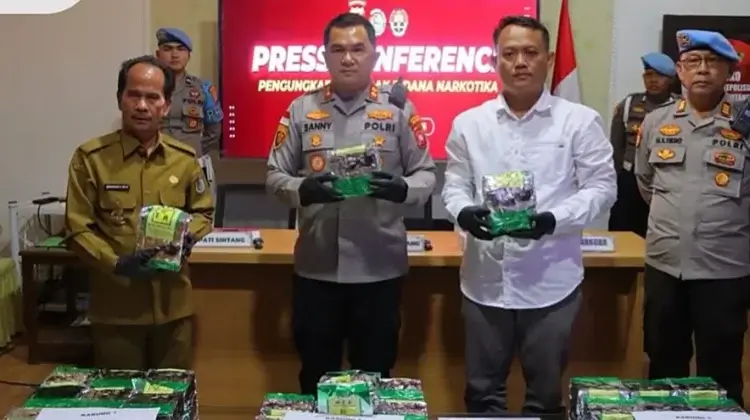 Kapolres Polres Sintang menunjukkan barang bukti sabu seberat 59,8 kilogram hasil pengungkapan kasus peredaran narkotika di Sintang.