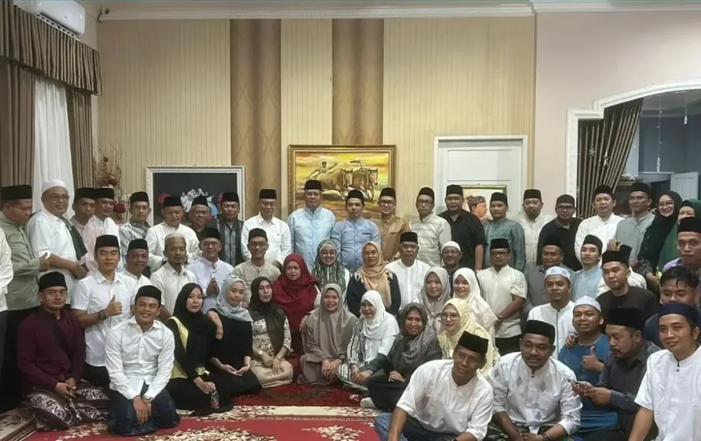 Suasana hangat buka puasa bersama di kediaman Wakil Bupati Kubu Raya, H. Sukiryanto, dihadiri Sekda Kalbar dr. H. Harisson dan jajaran pemerintah.