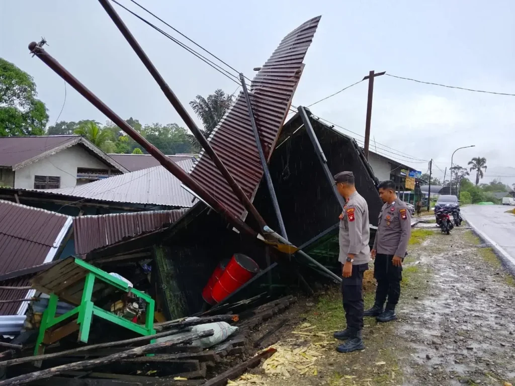 Warung milik warga rusak setelah ditabrak dump truck yang hilang kendali di Dusun Bangan Permai, Desa Tanjung Intan, Kecamatan Mentebah, Kapuas Hulu.