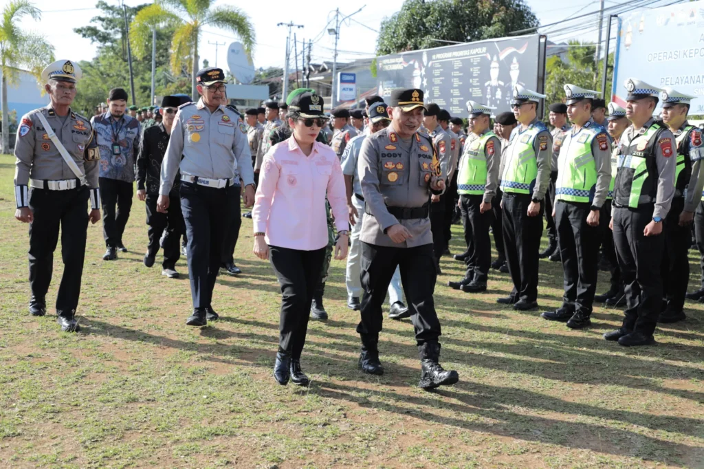 Wali Kota Singkawang Tjhai Chui Mie memeriksa pasukan saat Apel Gelar Pasukan Operasi Ketupat Kapuas 2026 di Mapolres Singkawang.