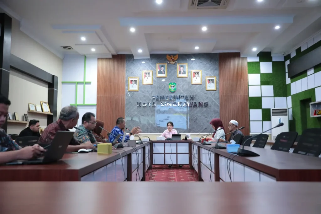 Wali Kota Singkawang Tjhai Chui Mie memimpin rapat percepatan pengadaan barang dan jasa Tahun Anggaran 2026 di ruang rapat Wali Kota, (12/3/2026).