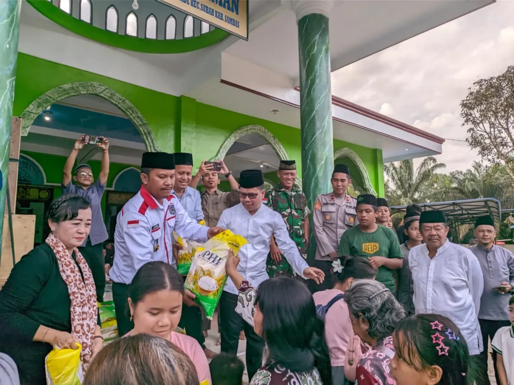Bupati Satono menghadiri penutupan Safari Ramadan Pemerintah Kabupaten Sambas di Masjid Nurul Iman Desa Mensade Kecamatan Subah.