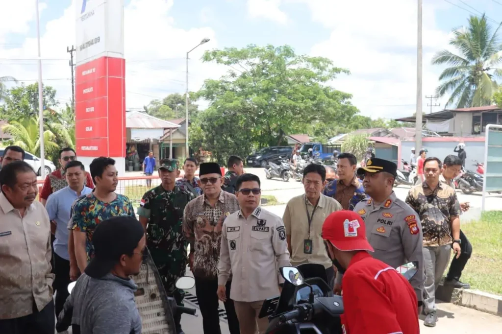 Bupati Satono bersama Wakil Bupati Heroaldi Djuhardi meninjau pelayanan SPBU di Kabupaten Sambas untuk memastikan ketersediaan BBM jelang Idulfitri.