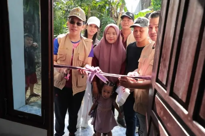 Wali Kota Singkawang Tjhai Chui Mie meresmikan rumah bantuan bagi warga kurang mampu.