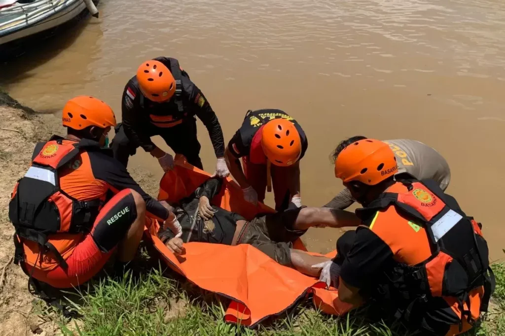 Tim SAR melakukan pencarian korban kapal tambang pasir yang terbalik di Sungai Kapuas Kabupaten Sanggau.