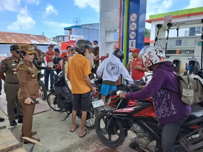 Wali Kota Tjhai Chui Mie saat meninjau antrean BBM di salah satu SPBU Singkawang, Senin (16/3).
