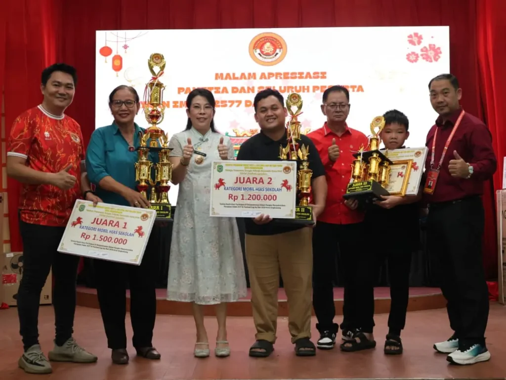 Wali Kota Singkawang memberikan apresiasi kepada Tatung dan peserta pawai lampion Cap Go Meh 2026
