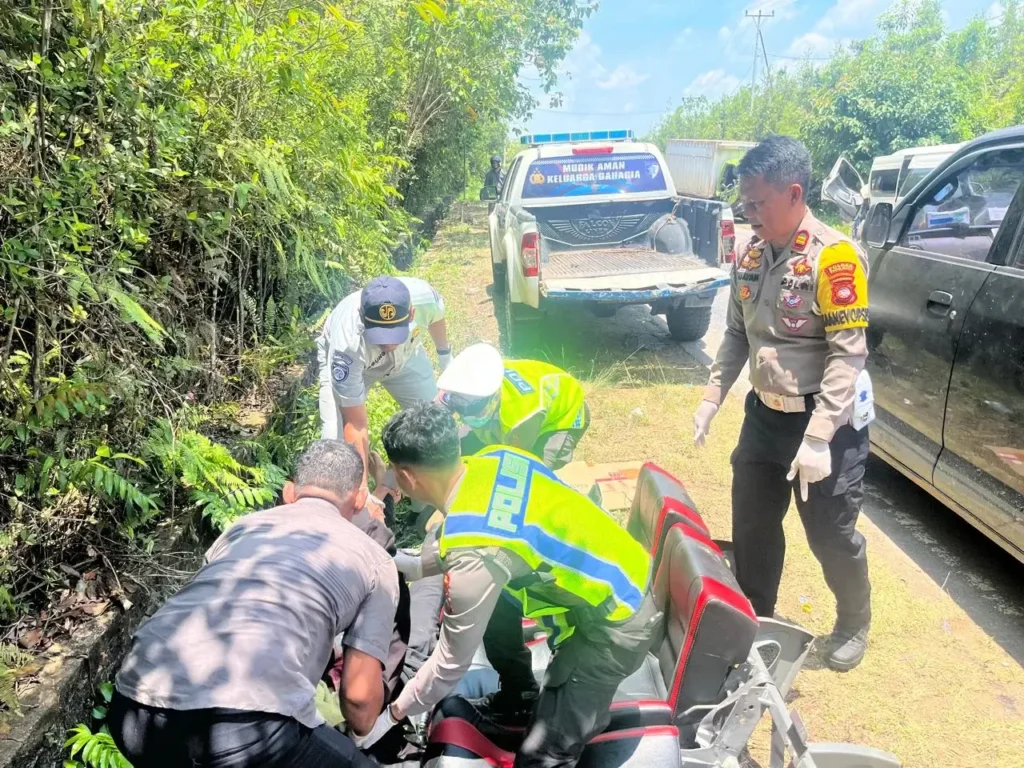 evakuasi korban kecelakaan maut KM 63 Sungai Ambawang.