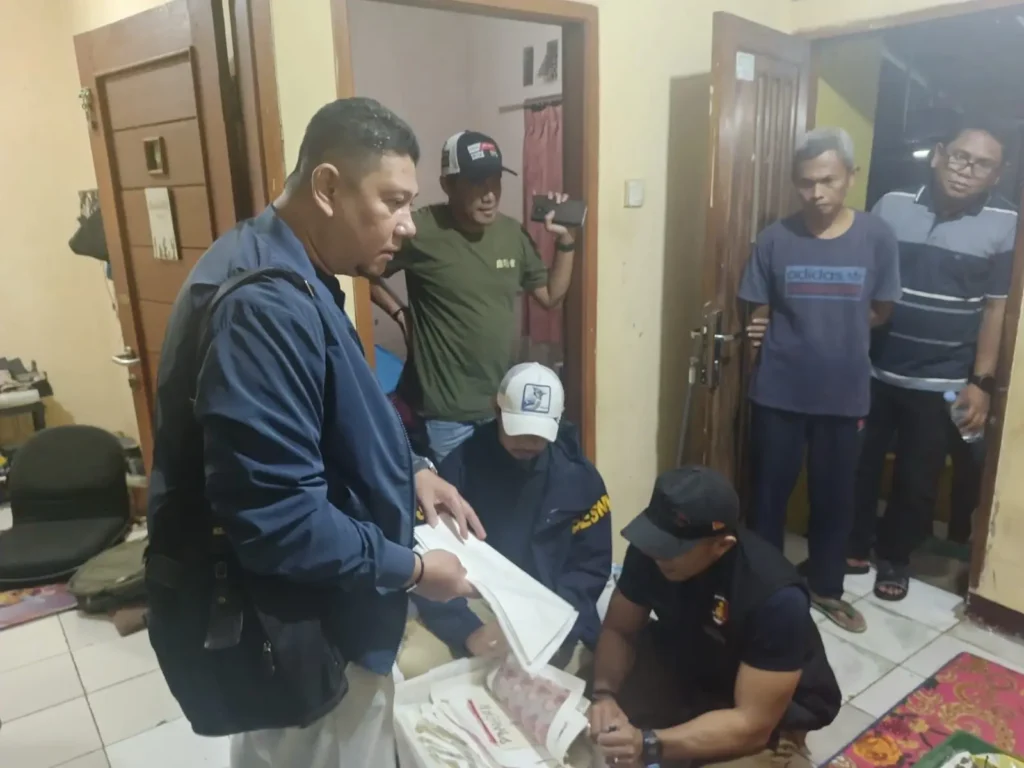 Polisi menunjukkan barang bukti uang palsu dan alat produksi saat pengungkapan kasus di Purwakarta.