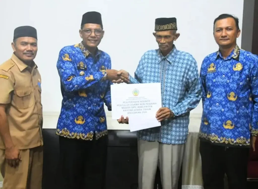 Wabup Amru Chanwari menyerahkan insentif kepada penyuluh agama di Ruang Rapat Bupati, Sukadana, Selasa (17/3/2026).