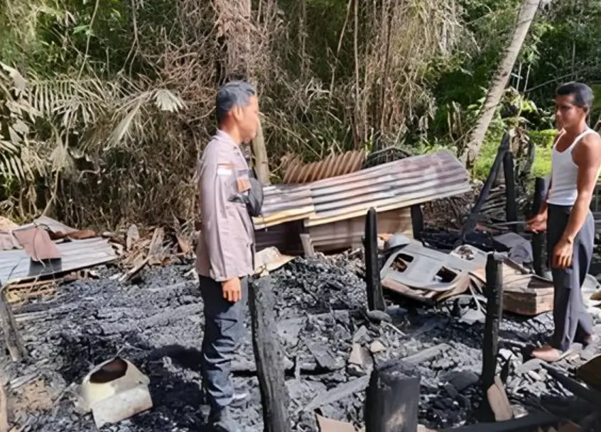 Rumah petani lansia di Pengkadan Kapuas Hulu hangus terbakar setelah diduga api dari tungku kayu merambat ke bangunan